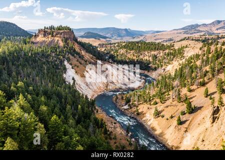 Vista da calcite Springs si affacciano a Yellowstone River, si restringe, il Parco Nazionale di Yellowstone, Wyoming USA Foto Stock