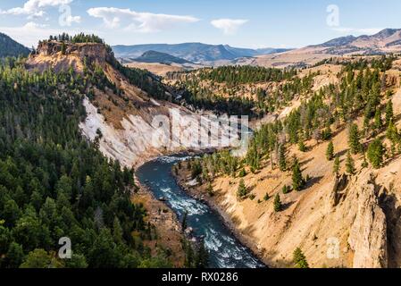 Vista da calcite Springs si affacciano a Yellowstone River, si restringe, il Parco Nazionale di Yellowstone, Wyoming USA Foto Stock