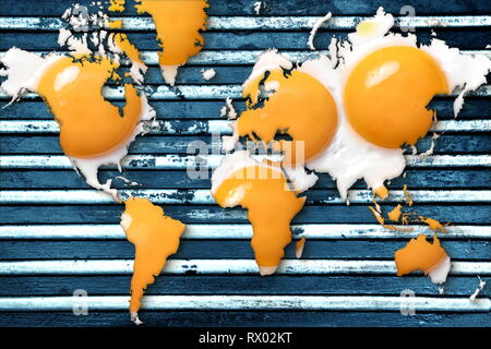 Uova fritte come una mappa della terra in un barbecue. Concetto di riscaldamento globale Foto Stock