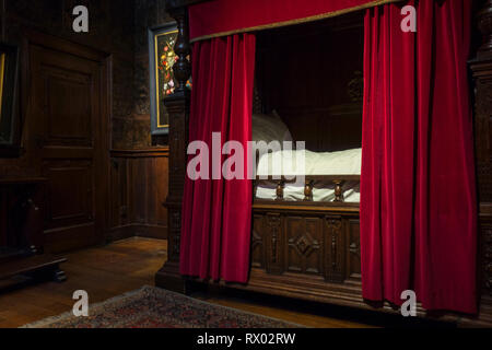 Oak letto a baldacchino / letto a baldacchino in camera da letto presso il Museo Plantin-Moretus / Plantin-Moretusmuseum, Anversa, Fiandre, in Belgio Foto Stock