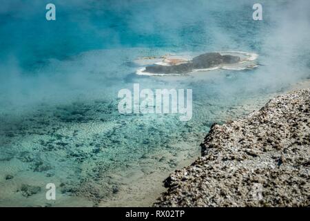 Molla per la cottura a vapore con acqua turchese, Grand Prismatic Spring, Midway Geyser Basin, il Parco Nazionale di Yellowstone, Wyoming USA Foto Stock