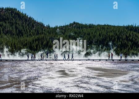 I turisti su un molo nella zona termale, cottura a vapore primavera calda, Grand Prismatic Spring, Midway Geyser Basin Foto Stock