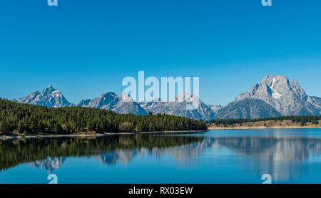 Le montagne si riflette nel lago, il lago Jackson, gamma Teton mountain range, il Parco Nazionale del Grand Teton, Wyoming USA Foto Stock