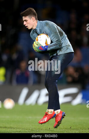 Chelsea goalkeeper Kepa Arrizabalaga durante il warm-up prima della UEFA Europa League, round del 16 prima gamba corrispondono a Stamford Bridge, Londra. Foto Stock