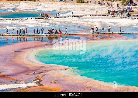 I turisti su un molo nella zona termale, fumanti sorgenti calde, Grand Prismatic Spring, Midway Geyser Basin Foto Stock