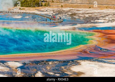 I turisti su un molo nella zona termale, fumanti sorgenti calde, Grand Prismatic Spring, Midway Geyser Basin Foto Stock