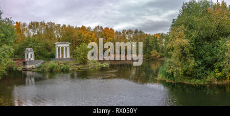 Stagno in un verde parco cittadino con una rotonda a inizio autunno Foto Stock