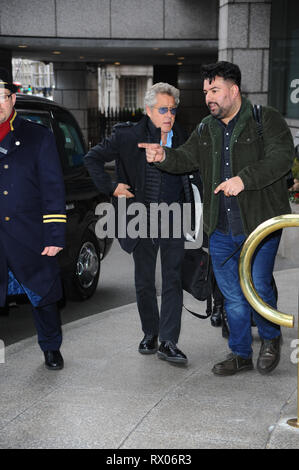 Roger Daltry visto al di fuori del Royal Kensington Hotel, per promuovere il concerto di Wembly, con black cab. Foto Stock