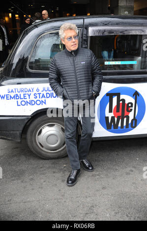 Roger Daltry visto al di fuori del Royal Kensington Hotel, per promuovere il concerto di Wembly, con black cab. Foto Stock