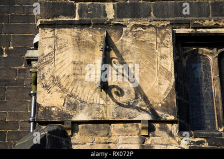 Orologio solare / Sun dial sulla parete di Halifax Minster. Yorkshire. Regno Unito. Halifax Minster è dedicata a San Giovanni Battista. Foto Stock