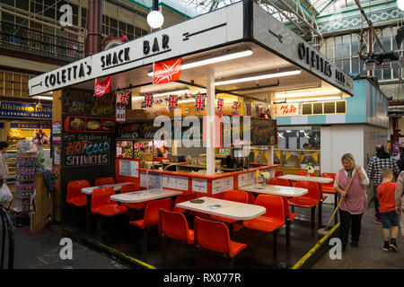 Coletta Snack Bar del negozio di stallo / tè caffè di stallo con i clienti all'interno del mercato di Borough; Victorian coperto Mercato coperto in Halifax, Regno Unito Foto Stock