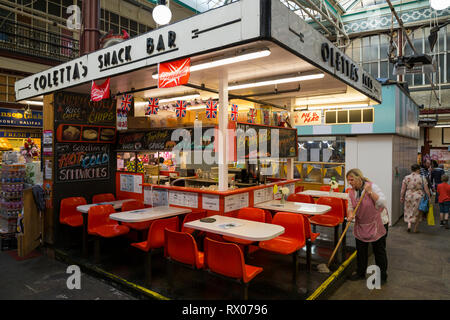 Coletta Snack Bar del negozio di stallo / tè caffè di stallo con i clienti all'interno del mercato di Borough; Victorian coperto Mercato coperto in Halifax, Regno Unito Foto Stock