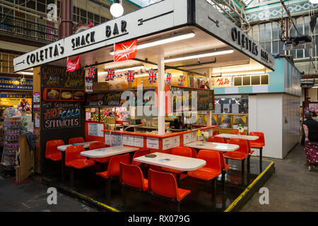 Coletta Snack Bar del negozio di stallo / tè caffè di stallo con i clienti all'interno del mercato di Borough; Victorian coperto Mercato coperto in Halifax, Regno Unito Foto Stock