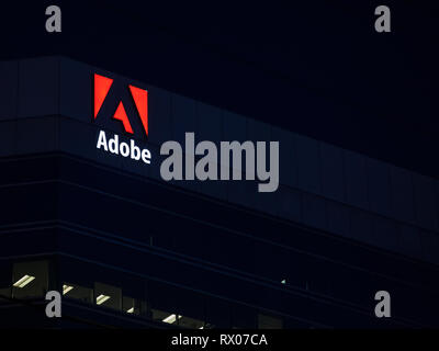 OTTAWA, Canada - 12 novembre 2018: Adobe logo, di fronte a uno dei loro principali ufficio di Ottawa, Ontario. Adobe è un computer software editor famoso f Foto Stock