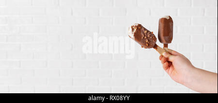 Bambino la mano con gelato ghiaccioli. Copia dello spazio. Banner lungo Foto Stock