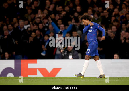 Chelsea Willian del punteggio celebra il suo lato il secondo obiettivo del gioco durante la UEFA Europa League, round del 16 prima gamba corrispondono a Stamford Bridge, Londra. Foto Stock