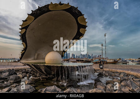 Doha, Qatar - 7 Gennaio 2019: Oyster Pearl fontana sulla Corniche, Doha, Qatar. Foto Stock