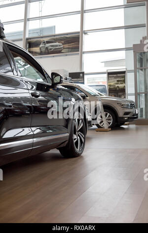 Russia, Izhevsk - 15 Febbraio 2019: Showroom Volkswagen. Auto nuove in showroom del concessionario. Con i moderni mezzi di trasporto. Foto Stock