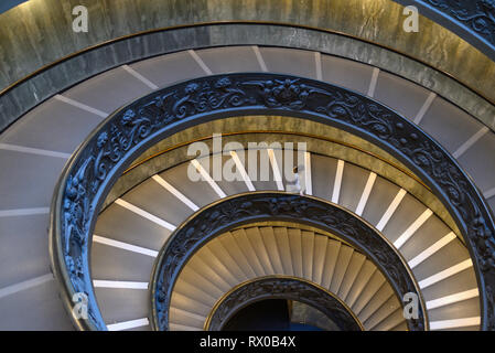 Tourist discendente elica doppia scalinata a spirale, o Scala del Bramante, progettato da Giuseppo Momo nel 1932, Pio-Clementine Museum, Musei Vaticani Foto Stock