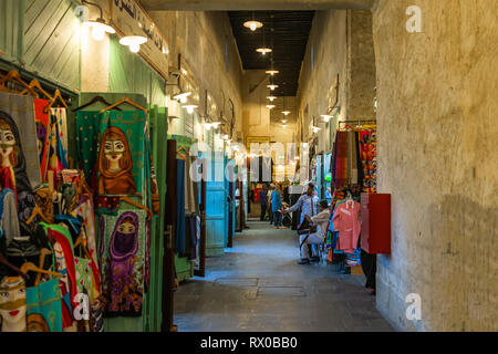 Doha, Qatar - 7 Gennaio 2019: Souq Waqif è un souq a Doha, nello Stato del Qatar. Il souq è notato per la vendita di indumenti tradizionali, spezie, handic Foto Stock