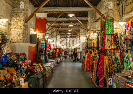 Doha, Qatar - 7 Gennaio 2019: Souq Waqif è un souq a Doha, nello Stato del Qatar. Il souq è notato per la vendita di indumenti tradizionali, spezie, handic Foto Stock