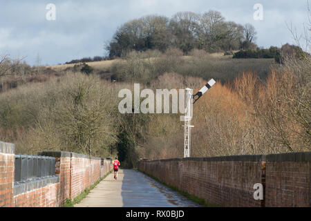 Guida sul restaurato Hockley viadotto, una in disuso viadotto ferroviario vicino a Winchester, Hampshire, Regno Unito Foto Stock