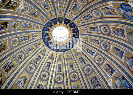 Interno della Basilica di San Pietro la cupola Vaticano Roma Italia Foto Stock