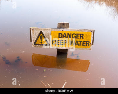 Pericolo profondo segno di acqua di superficie di acqua spia Attenzione triangolo giallo; essex; Inghilterra; Regno Unito Foto Stock