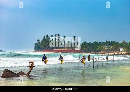 Unawatuna, Sri Lanka - 19 dicembre 2018:tradizionali dello Sri Lanka stilt pesca. Unawartuna, Sri Lanka. Foto Stock