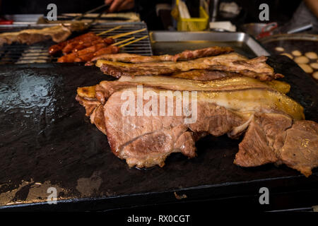 Il taiwanese salsiccia stile di vendita nel mercato notturno, uno della strada i mercati alimentari in Taichung, Taiwan Foto Stock