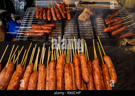 Il taiwanese salsiccia stile di vendita nel mercato notturno, uno della strada i mercati alimentari in Taichung, Taiwan Foto Stock