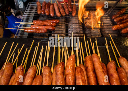 Il taiwanese salsiccia stile di vendita nel mercato notturno, uno della strada i mercati alimentari in Taichung, Taiwan Foto Stock