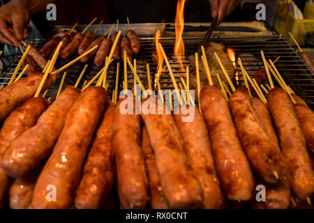 Il taiwanese salsiccia stile di vendita nel mercato notturno, uno della strada i mercati alimentari in Taichung, Taiwan Foto Stock