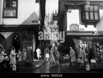 La città di Canterbury in Inghilterra nel 1962 in corrispondenza della giunzione di High Street, Mercery Lane e sfilata Foto Stock