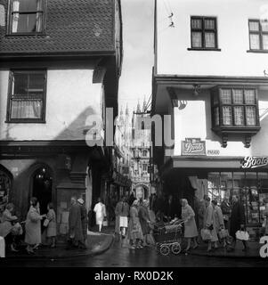 La città di Canterbury in Inghilterra nel 1962 in corrispondenza della giunzione di High Street, Mercery Lane e sfilata Foto Stock