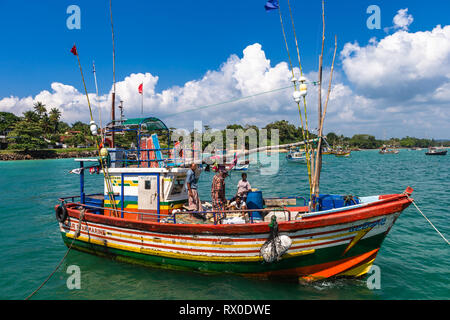 Weligama, Sri Lanka - 23 dicembre 2018: le tradizionali dello Sri Lanka la pesca in barca nel porto di Weligama, Sri Lanka. Foto Stock