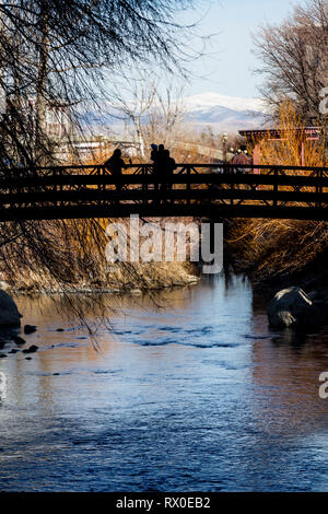 Ponte sul fiume Truckee nel centro di Reno Nevada Foto Stock