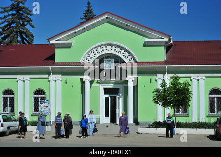 Bakhchysarai, Ucraina, maggio 2011. Bakhchisaray stazione ferroviaria. con persone di fronte. Foto Stock