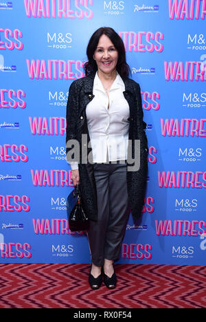 Arlene Phillips frequentando l'apertura notturna di cameriera presso la Adelphi Theatre, Londra. Foto Stock