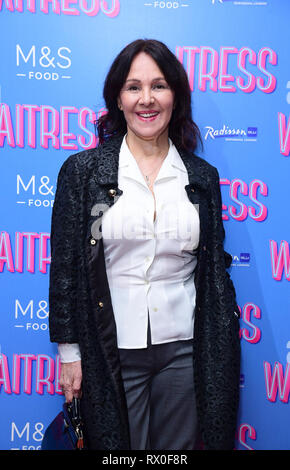 Arlene Phillips frequentando l'apertura notturna di cameriera presso la Adelphi Theatre, Londra. Foto Stock