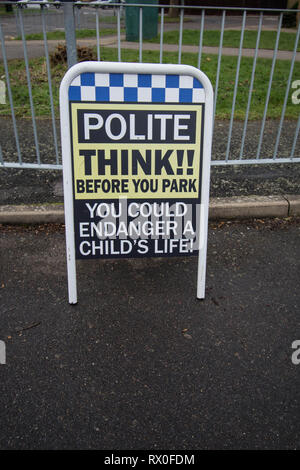 Cartello della polizia fuori da una scuola di Northampton cartello educato non parcheggio sicurezza bambini Foto Stock