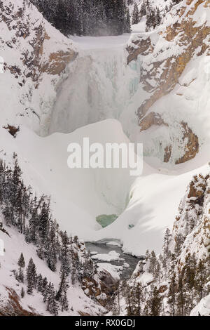 Il fiume Yellowstone taglia attraverso un paesaggio congelato al punto di artisti in cascate inferiori durante il tardo inverno 1 Marzo 2019 presso il Parco Nazionale di Yellowstone, Wyoming. Foto Stock