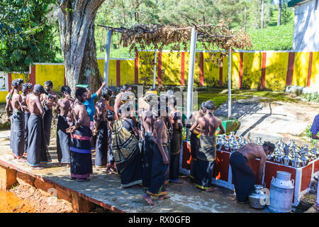 Haputale, Sri Lanka - 26 dicembre 2018: tradizionale celebrazione indù vicino la piantagione di tè in Haputale, Sri Lanka. Foto Stock