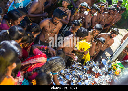 Haputale, Sri Lanka - 26 dicembre 2018: tradizionale celebrazione indù vicino la piantagione di tè in Haputale, Sri Lanka. Foto Stock