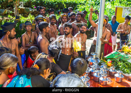 Haputale, Sri Lanka - 26 dicembre 2018: tradizionale celebrazione indù vicino la piantagione di tè in Haputale, Sri Lanka. Foto Stock