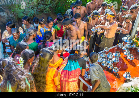 Haputale, Sri Lanka - 26 dicembre 2018: tradizionale celebrazione indù vicino la piantagione di tè in Haputale, Sri Lanka. Foto Stock