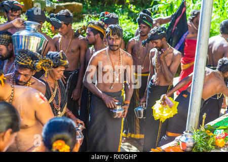 Haputale, Sri Lanka - 26 dicembre 2018: tradizionale celebrazione indù vicino la piantagione di tè in Haputale, Sri Lanka. Foto Stock