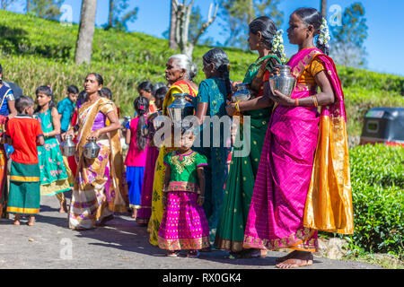 Haputale, Sri Lanka - 26 dicembre 2018: tradizionale celebrazione indù vicino la piantagione di tè in Haputale, Sri Lanka. Foto Stock