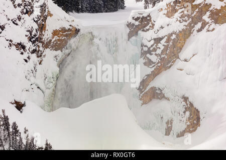 Il fiume Yellowstone taglia attraverso un paesaggio congelato al punto di artisti in cascate inferiori durante il tardo inverno 1 Marzo 2019 presso il Parco Nazionale di Yellowstone, Wyoming. Foto Stock