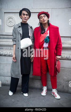 Londra - 15 febbraio 2019: Elegante partecipanti al di fuori di raccolta 180 del filamento per la London Fashion Week. Uomo in berretto rosso e tuta Foto Stock